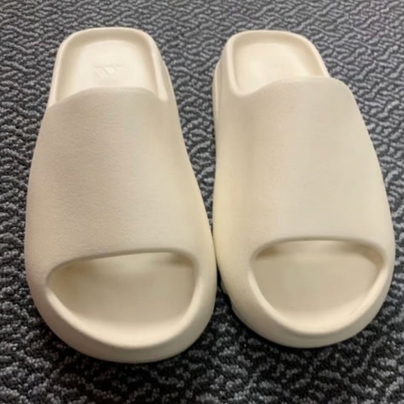 Adidas Yeezy Slide Onyx Bone | Size 10 | Brand New (No Box) - Picture 1 of 6